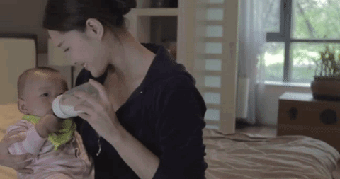 转移宝宝注意力,用音乐或小玩具逗引他们; **不能相信惊吓能止住