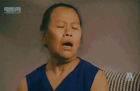 没想到,母亲还是在电视上看到了她穿着暴露的画面,咬牙切齿的晕了过去