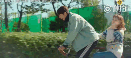 南柱赫李圣经,你俩都这样湿身拥抱了,要是不接个吻能对起观众?