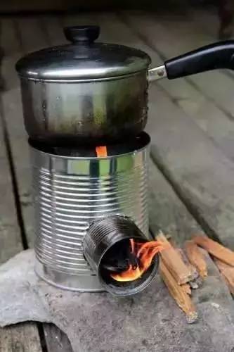 小炉子 用大铁桶加一个小铁桶,简易的小炉子就成形啦