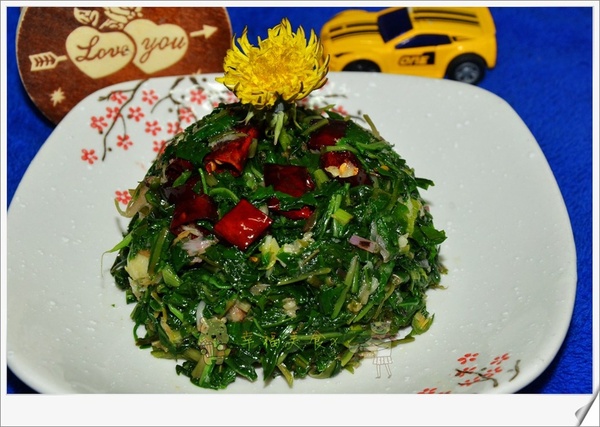 美食食材:蒲公英500克,蒜泥10克 调味料:干辣椒段5克,蚝油10,米醋8克