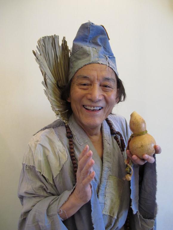 83岁游本昌近照,为演济公,他散尽家财,两度出家