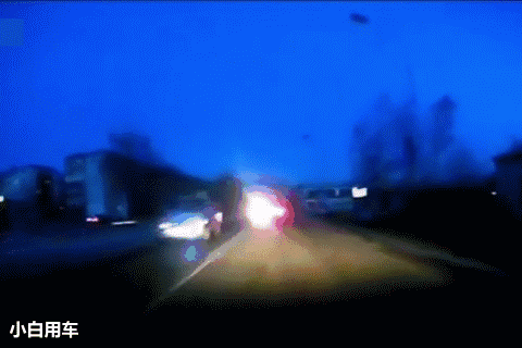 别以为自己转向,就可以躲过远光灯的伤害,远光短时间照射,哪怕转向了