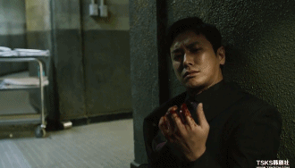 【重口味】他咬碎了玻璃杯,和着血在嘴里嚼成了渣!