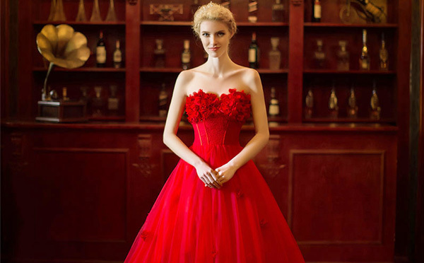 红色婚纱礼服_红色婚纱照片