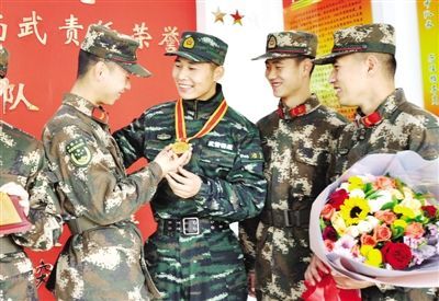 武警南阳支队某中队23岁参战队员何金剑用一场完美的排爆表演,赢得了