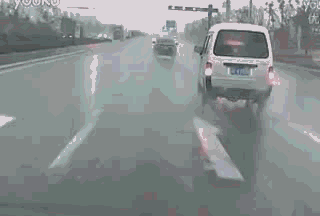 睡衣女司机撞穿一层楼,还有这些事故教授看跪了!