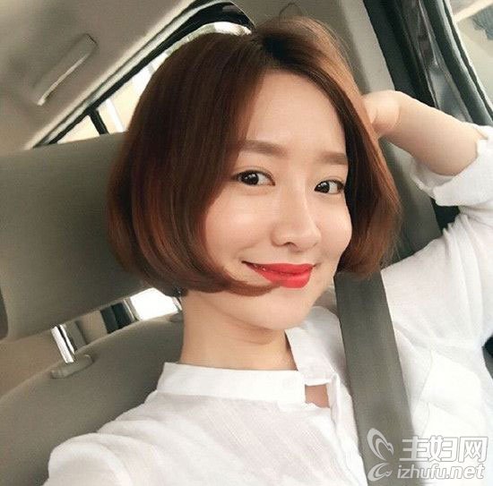头发短发耳朵两边的齐耳向后拨撩至耳后露出发型剪发格外a短发大方,露出来_烫发哪个难学图片