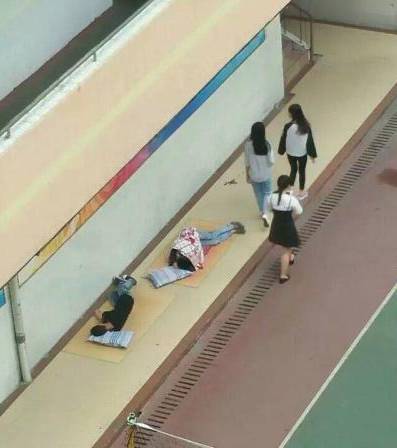 震惊丨仪征某高校操场被罚睡学生?高中部南宁图片