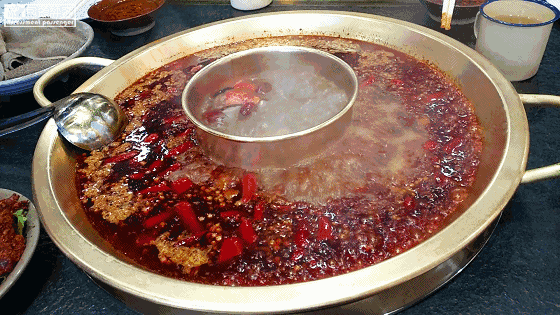 特色的重庆鸳鸯火锅,一眼就能看出来一次性的火锅底料,毫不吝啬,辣椒