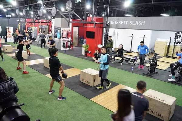 crossfit,当时他已经在健身房锻炼了两年,观看 crossfit 比赛后激发了