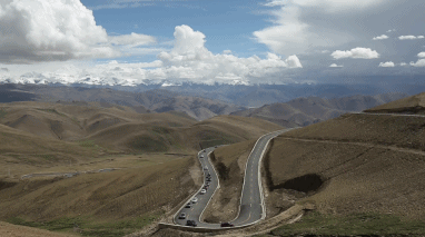 除了高速的急弯,还有高原的天空和雪山壮美的景色,烟雾弥漫仙境般满足