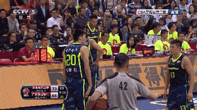cba22年爆发最震惊一幕!易建联当众脱鞋退场打脸篮协