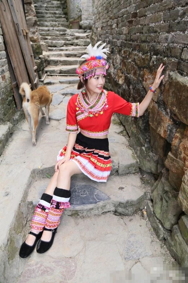 想不到的是周娇穿民族衣服也这么美,很难得,一种异域风情蔓延