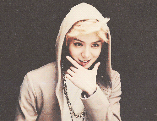 前面有李易峰为了自己的代言马赛克掉了其它矿泉水的品牌,那么鹿晗的