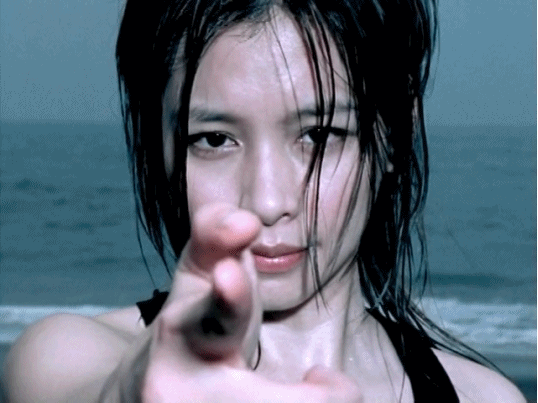 她18岁一脱成名,40岁高龄产子,如今依然貌美