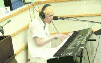 后来参加了超女前最火爆的选秀节目——明星学院,私底下也开始在05年