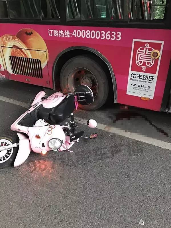 负责人表示,车轮没从女孩身上轧过,但不知电动车为何会突然在车轮旁倒