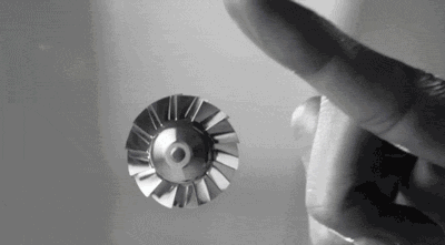 数码马达还被运用于更加科技极致的戴森无绳吸尘器之中,戴森发明的 v6