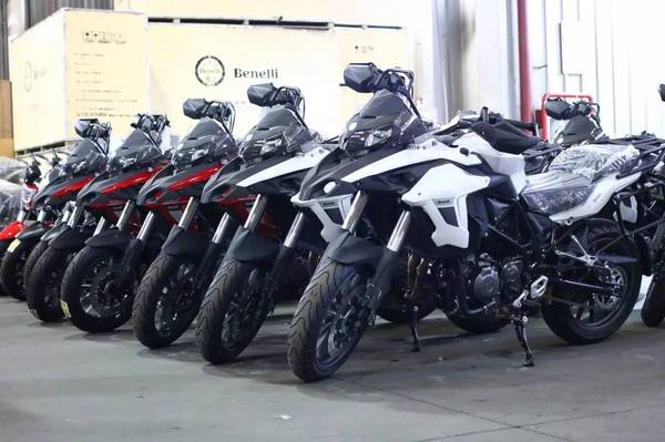 独家揭秘:贝纳利TRK502量产版与工程样车的15处不同,连发动机都改了!?