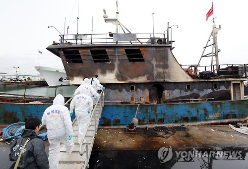 9月30日，韩国法医机构——国立科学搜查研究院工作人员登船调查经历火灾的中国渔船。