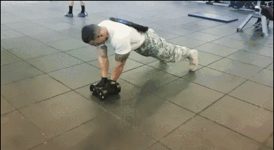 ▼ 健身房做力量训练 ▼ 对于我们这些看客我只想说四个字: 请勿模仿