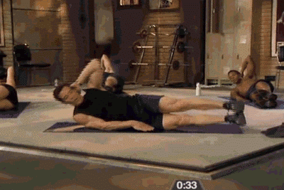 你一定是在逗我~ 在进行腹肌撕裂者这样剧烈的健身训练时 会大量出汗