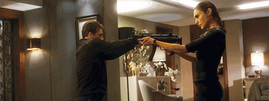 讲述了一对正面临着婚姻乏味期的夫妻无意间卷入了一场惊心动魄的危机