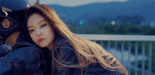 但成员们居然都完美消化,特别是lisa的rap雷电袭击!