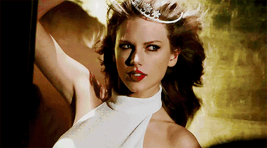 红玫瑰和红酒的激情碰撞 红唇与红酒杯, 红玫瑰和霓虹灯盏, 美酒佳肴