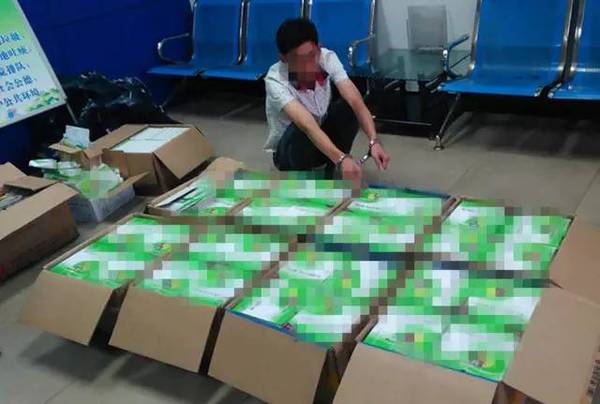 抓获嫌疑人2名,缴获止咳水某品牌复方磷酸可待因口服溶液6箱,7200包