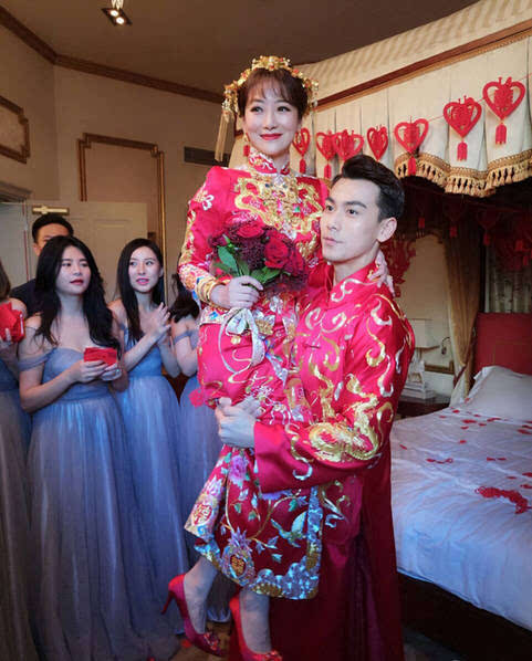 陈紫函戴向宇大婚:新郎吻新娘脚丫 伴娘美艳抢镜