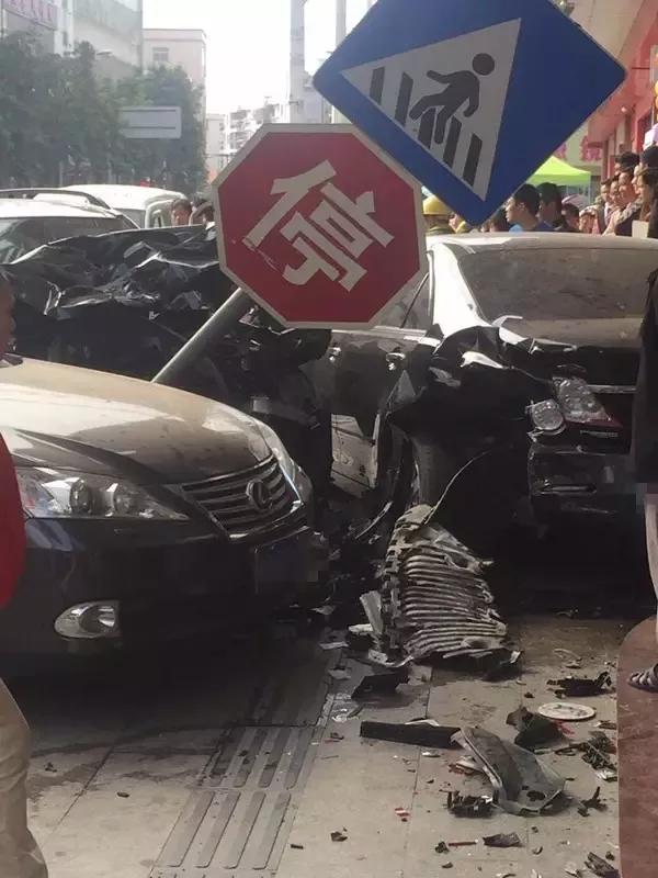 东莞惨烈车祸!奔驰撞死1人!雷克萨斯等多车被毁