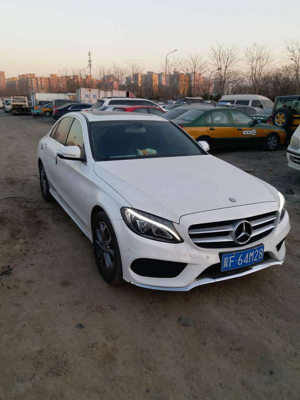 在北京一闹市区,一辆假冒京牌的白色奔驰汽车在众目睽睽之下公然更换