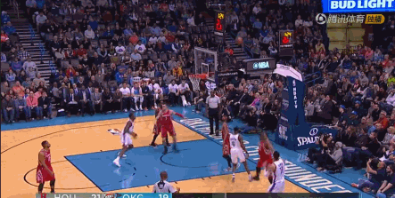 火箭队的首发控卫贝弗利虽然只得到3分5助攻,但他在终场前防住了威少