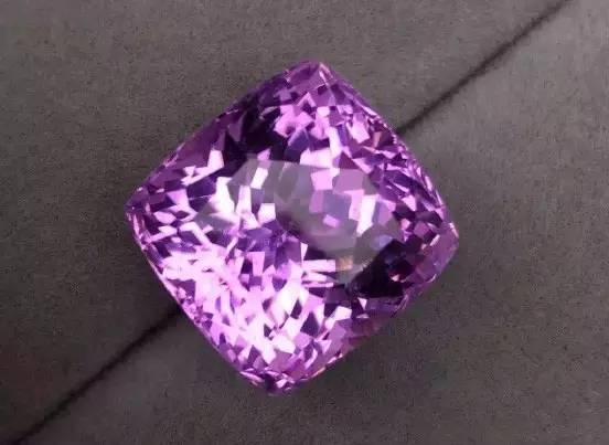 用蒂芙尼宝石学家乔治·坤斯博士的名字为其命名为紫锂辉石(kunzite)