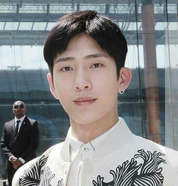 look3 给人凌乱感的这款井柏然短发发型特别显层次感分明,搭配三七分