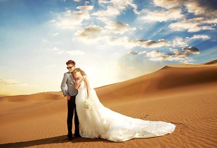 沙漠中的婚纱照_沙漠婚纱照