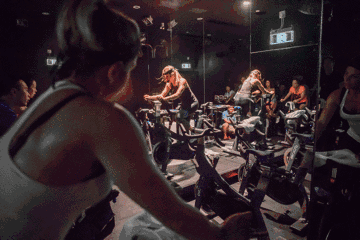 一节课程是45分钟,这次上课的是教练leah,她全程用激昂的声音喊话