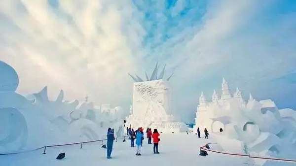 冰雪大世界是哈尔滨冬天最热门的地方,它的冰雕原材料都是取自松花江