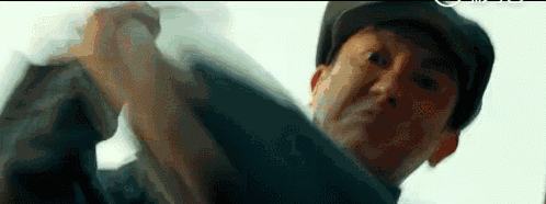 当然也有观众向导演质疑: 「为什么会让杜江这么帅这么英俊潇洒的人