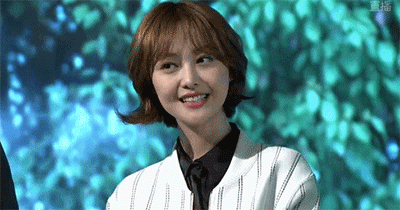 郑爽非常瘦,脸也很小,略带蓬松感的发型让消瘦的脸型变得圆润起来了!