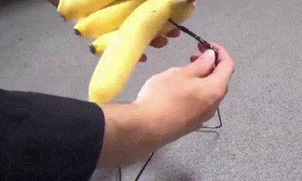 像这样把香蕉挂立起来,比放在塑料袋了好太多了吧?