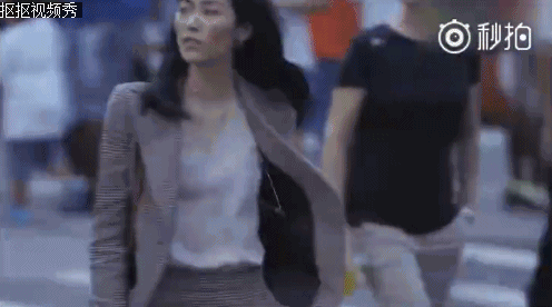 不愧是国际顶级超模,刘雯的身材简直太好了,加上微笑和酒窝,任谁不得