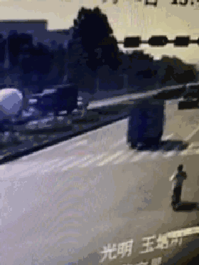 经初步调查,电动车驾驶人未按信号灯指示通行.