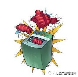 一位母亲正在用洗衣机洗羽绒服, 突然发生爆炸, 孩子眼睛被洗衣机碎片