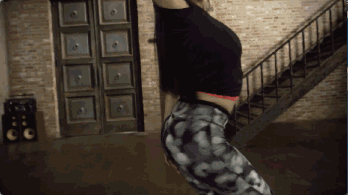 简单来说前凸后翘,小蛮腰,大长腿.无疑,宋茜的身材符合这一点.