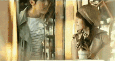 当时柯震东凭着那些年火的一塌糊涂,就这样被大12岁的elva姐收入后宫