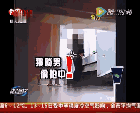 上厕所时 一只手机 从隔间门底下伸了过来 这一幕可吓坏了正在上厕所