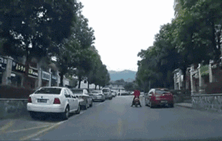 警醒|这样过马路,等于自杀!这条微信每个人都应该看看(有动图)